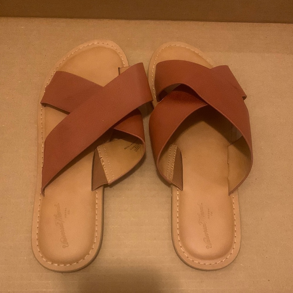 Universal Thread size 6 sandals